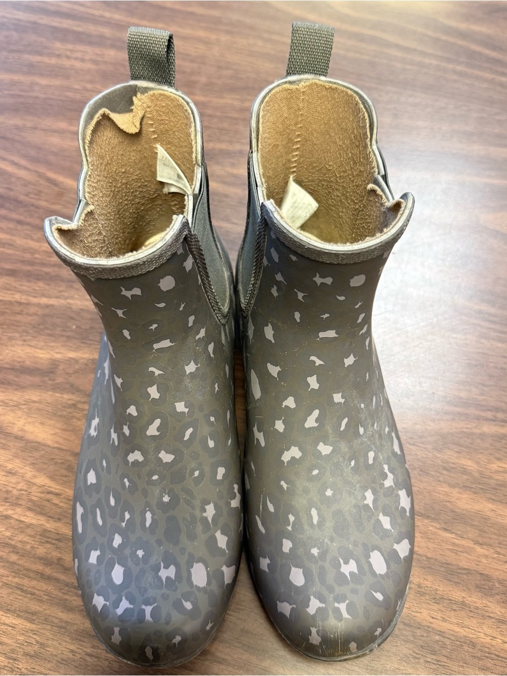 Chooka Short Rain Booties in Gray Leopard Print - Size 7
